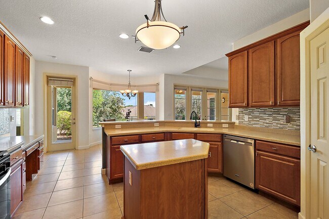Building Photo - Gorgeous 3-Bedroom, 2-Bath in Bright Water...