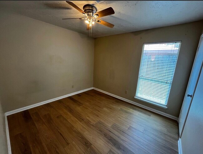 Building Photo - 11011 Crenchrus Ct