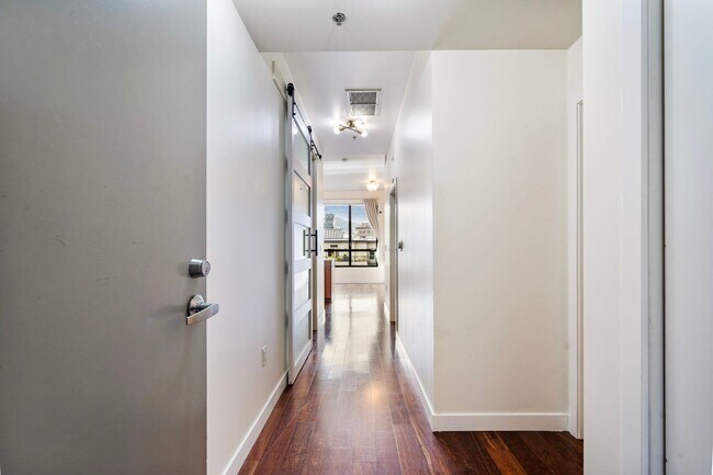Building Photo - Park Place - 1 bed/1.5 bath/bonus room - Pearl District Condo w/NEW paint/bedroom carpet/parking/...