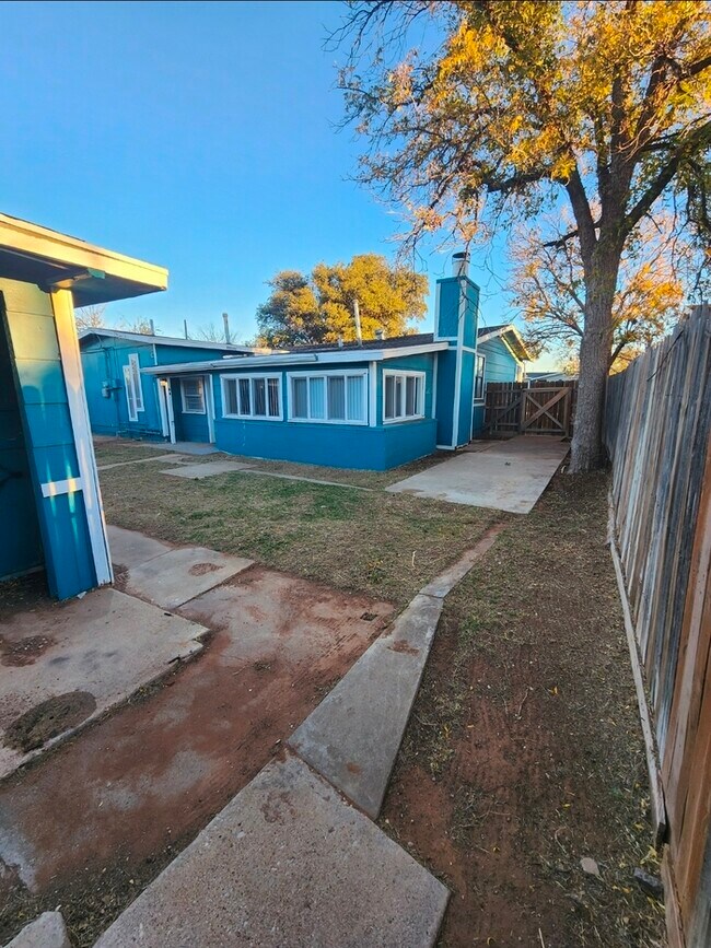 Building Photo - Take a look inside! 4 bed 2 bath with 3 car garage