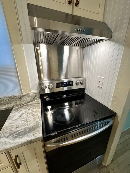 Building Photo - 537 Main St