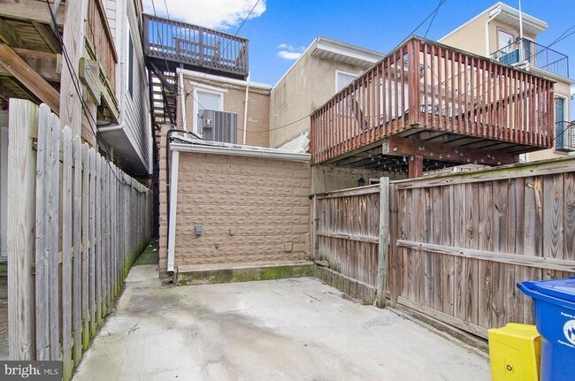 Building Photo - 1815 S Charles St