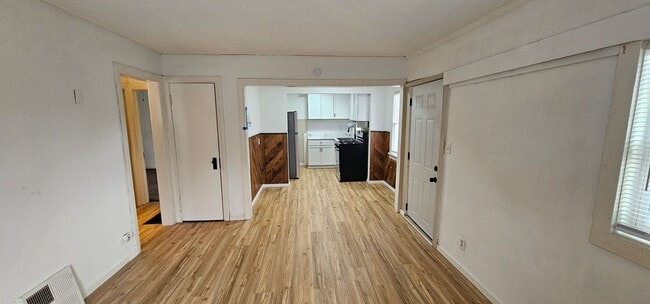 Building Photo - COMING SOON! 2 Bedroom House!!
