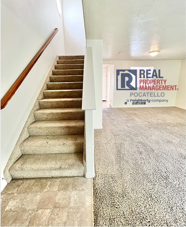 Building Photo - 4 Bedroom 1.5 Bath Townhome