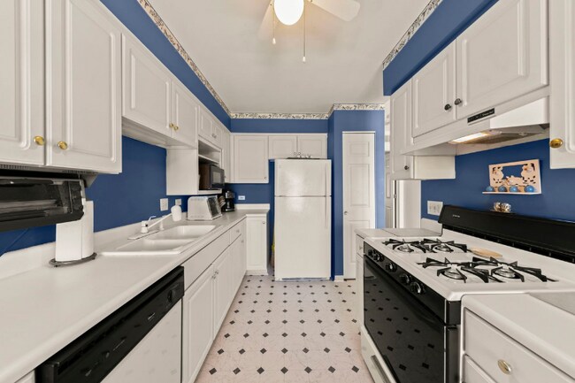 Building Photo - 400 Gloria Ln