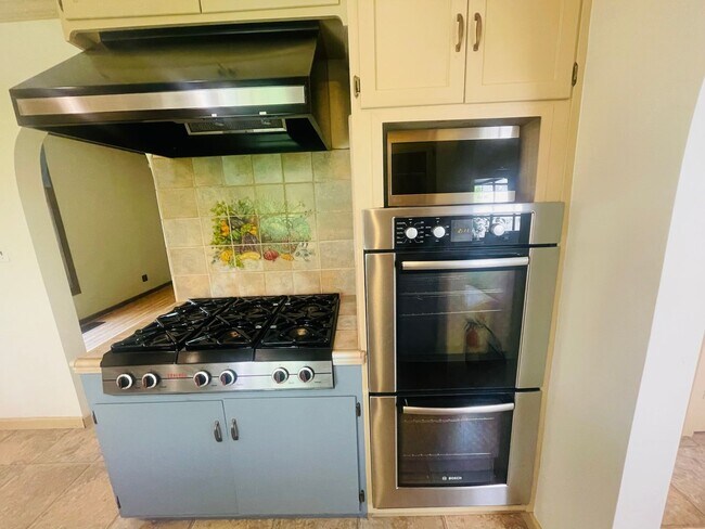 Building Photo - Gorgeous 3bed/2bath home in East Sac