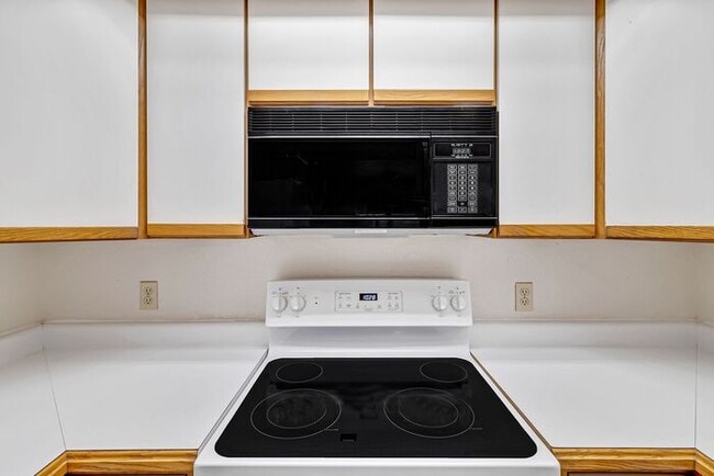 Building Photo - Charming 2-bedroom, 2-bathroom townhome with a 1-car garage