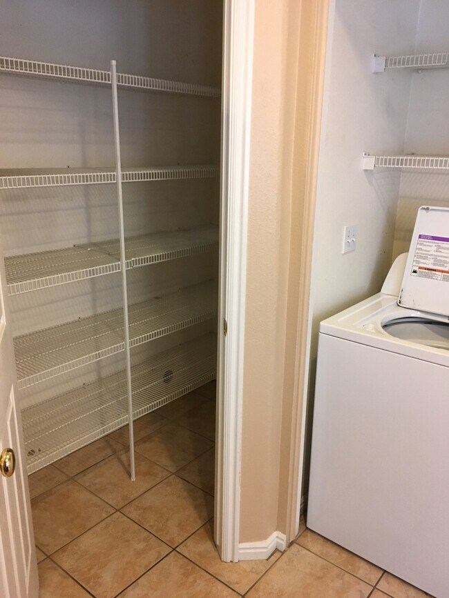 Building Photo - 3 bedroom 2 1/2 bath townhome