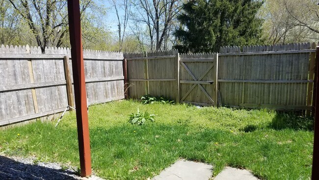 Building Photo - End Unit townhouse in established Frederick neighborhood ready for you!