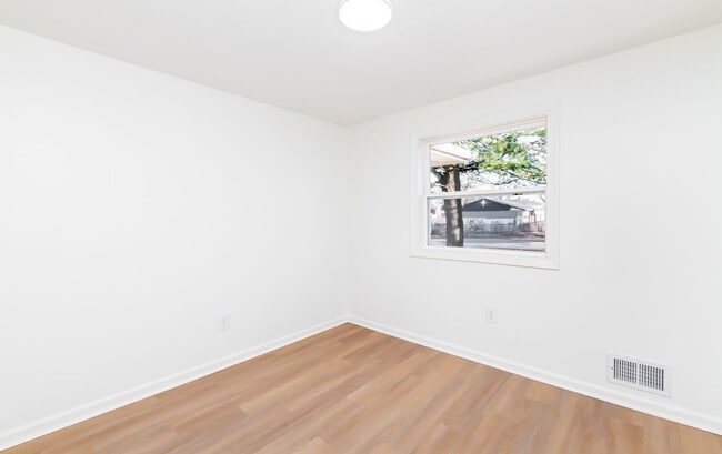 Building Photo - 4BR/2Ba house- Ready for new occupant!