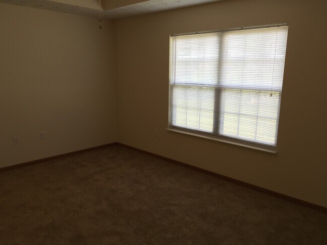 Building Photo - Laurel Creek Apts, 2225/2227 Shamrock Ln