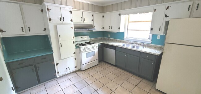 Building Photo - 529 S Hairston Rd