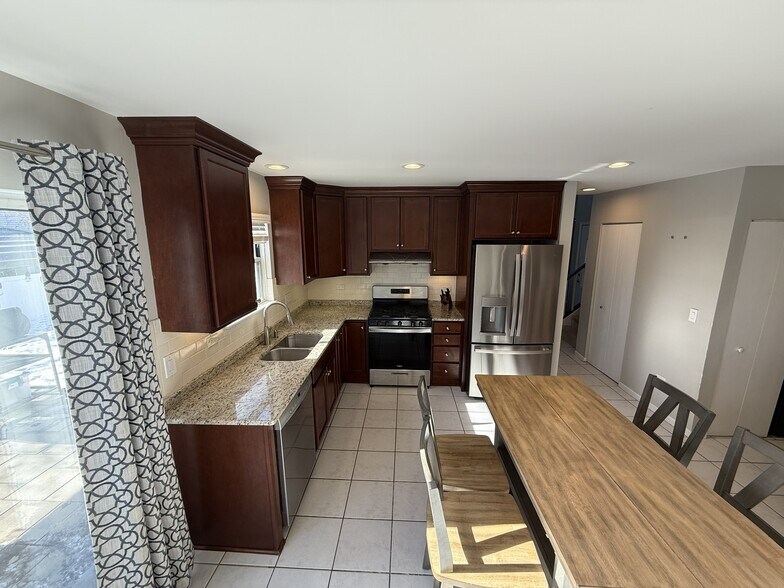 Building Photo - 525 Lasalle Ln