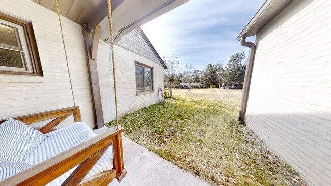 Building Photo - Gorgeous and updated home in Heart of Auburn