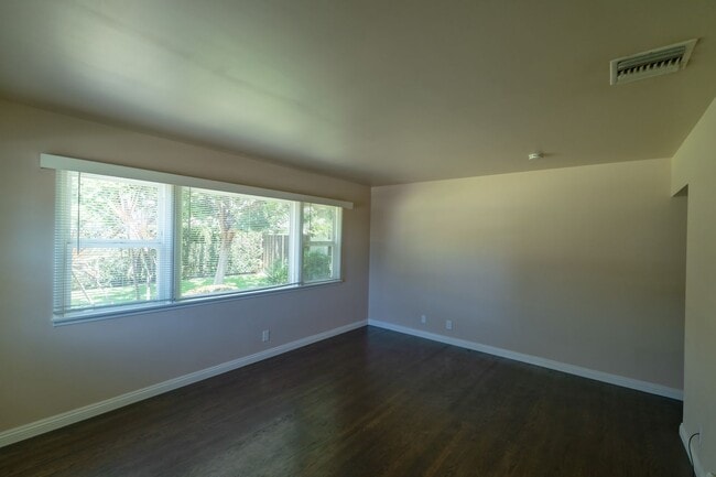 Building Photo - Charming Monrovia Home in a Prime Location!