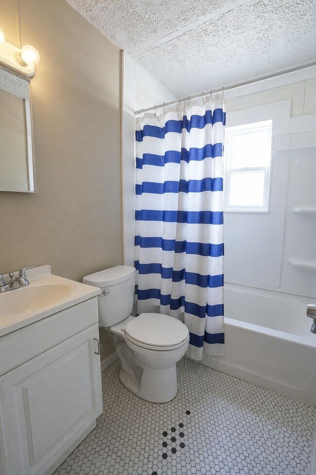 Building Photo - 636 Golfview Dr