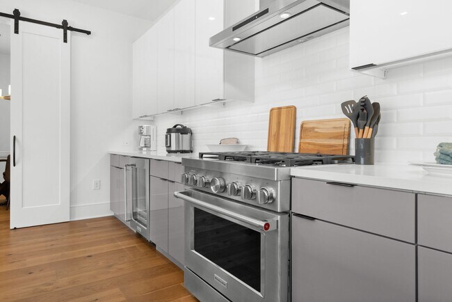 Building Photo - Premier Penthouse Suite at Seven 88 West Midtown-