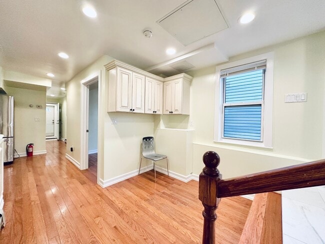 Building Photo - Furnished room/NOT APARTMENT