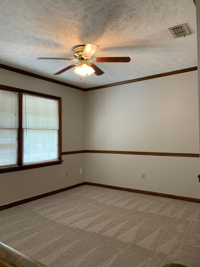 Building Photo - For Rent - Quiet neighborhood but close to everything!!