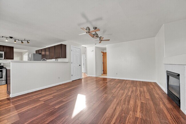 Building Photo - $3,250.00 - 5 Bed, 3.5 Bath Home in Aurora with in unit Laundry and Fenced in Yard!