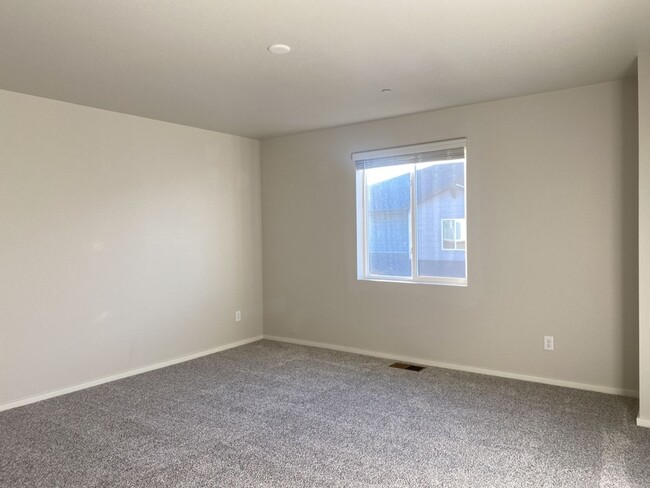 Building Photo - Beautiful 3 Bed/2.5 Bath Townhome with Att...