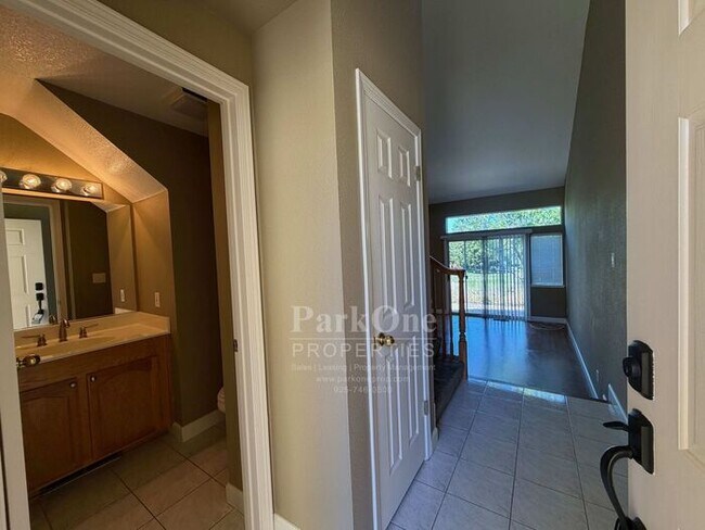 Building Photo - Updated Townhouse in Clayton Available for Lease now!