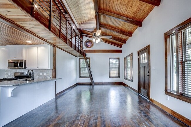 Building Photo - 812 S Columbia Ave