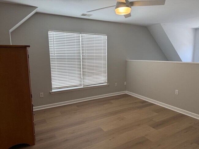 Building Photo - 10 Cobblestone Ct
