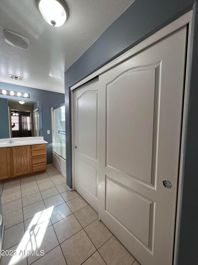 Building Photo - 2709 E Bart St