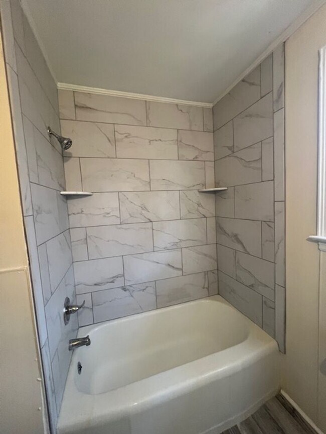 Building Photo - 2 Bedroom House - Walk to VSU!