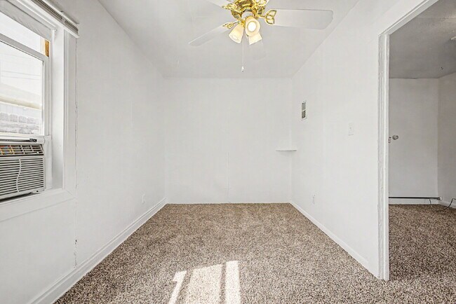 Building Photo - "Charming 1-Bed 1 bath in Englewood – Cozy 400 Sq Ft Living!"