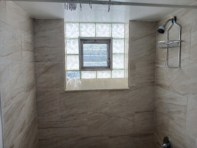 Building Photo - 5712 Ridgemont Ln