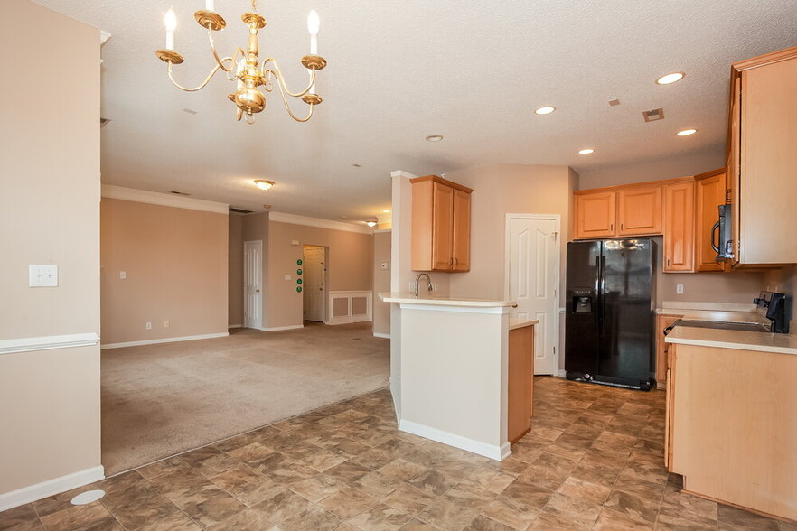 Building Photo - 12330 Summer Creek Ln