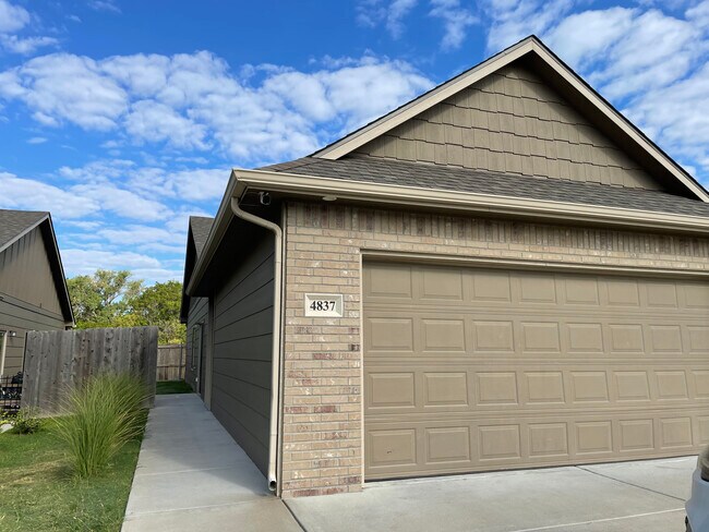 Primary Photo - 4833 N Hillside Ct