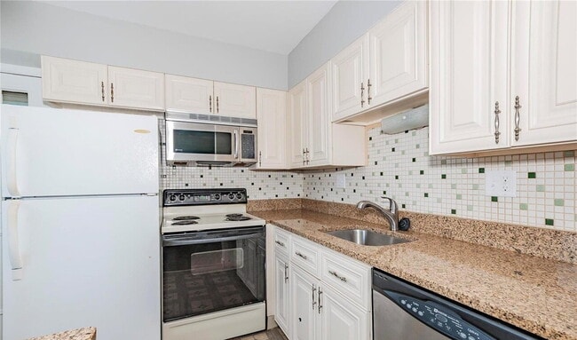 Building Photo - Bright & Spacious Unit with Natural Light
