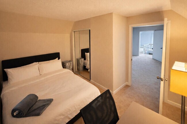 Building Photo - 818 Broad St