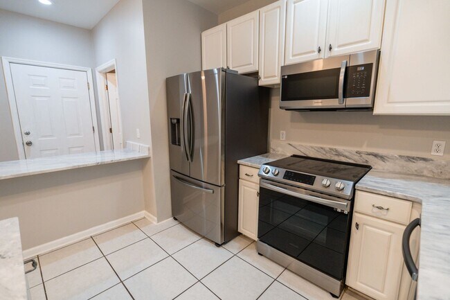 Building Photo - Beautiful 3 Bedroom 2 1/2 Bath Condo