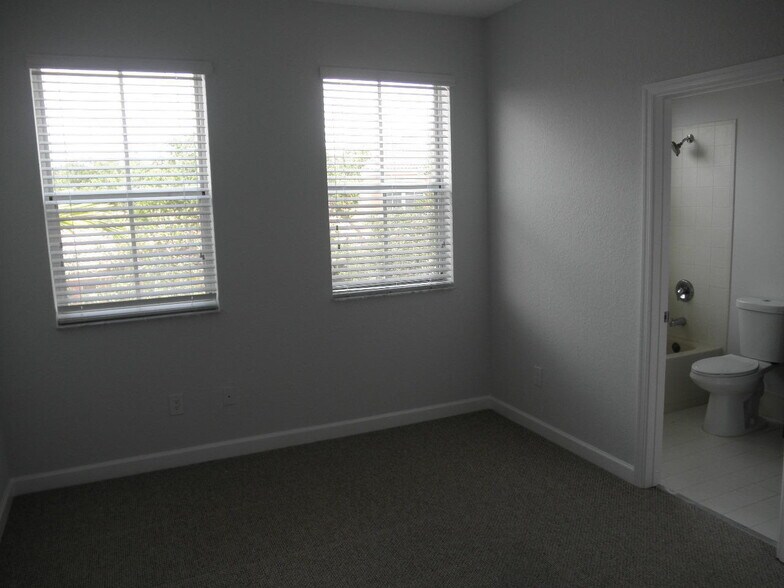 Building Photo - 1905 Shoma Dr