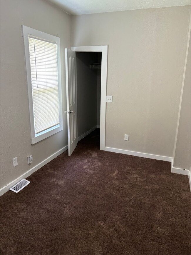 Building Photo - 2 Bedroom 2 Bath Available Now