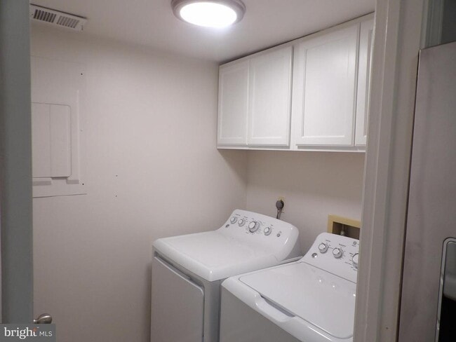 Building Photo - 413 Forest Ct