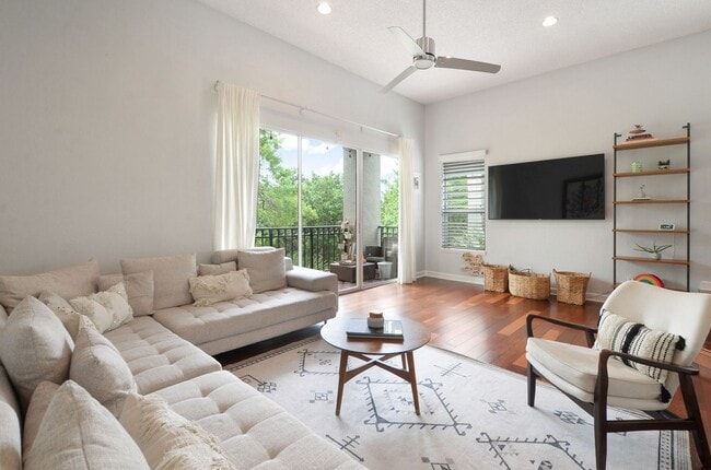 Building Photo - Gorgeous End Unit with pond fountain view -  1 Bed, 1 Bath plus Office/Den Nook on Harbour Island...