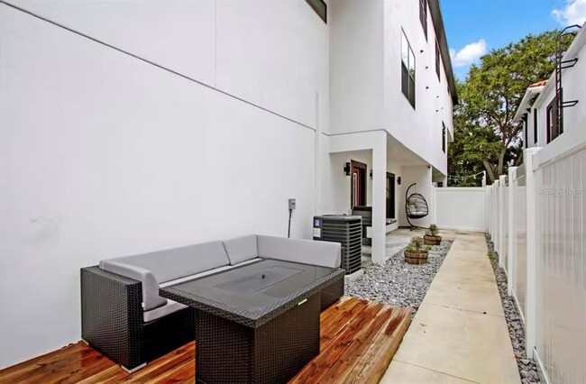 Building Photo - 405 S Westland Ave