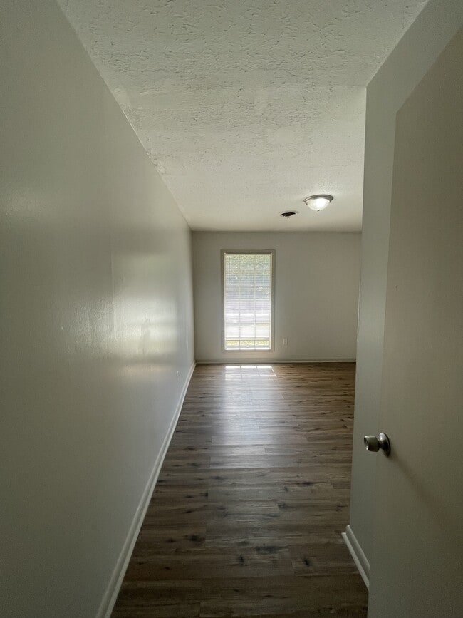 Building Photo - 1422 Wooddell Dr