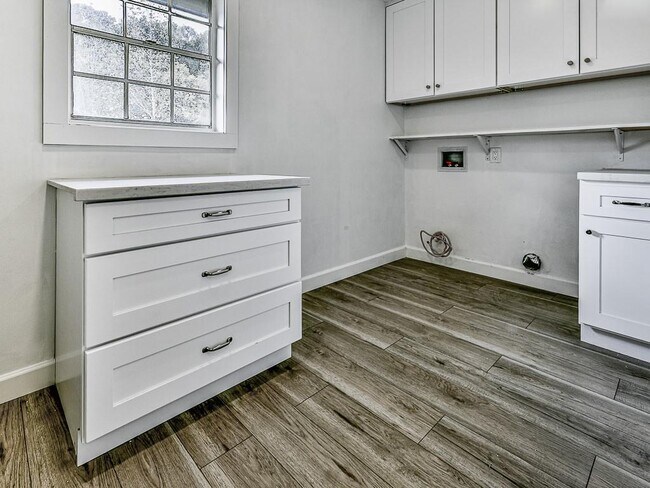 Building Photo - 421 Creek Valley Dr