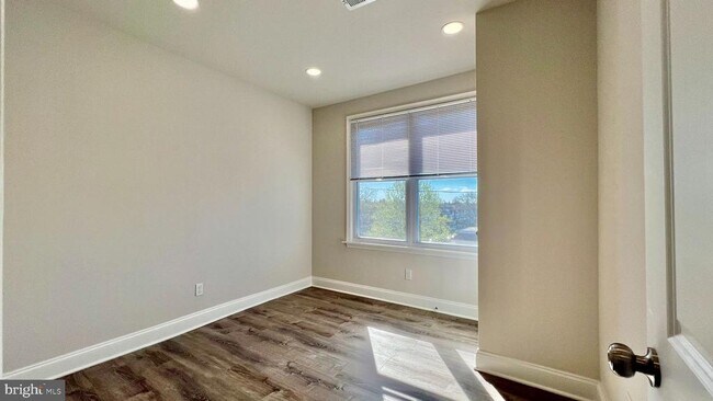 Building Photo - 2001 Middleton St