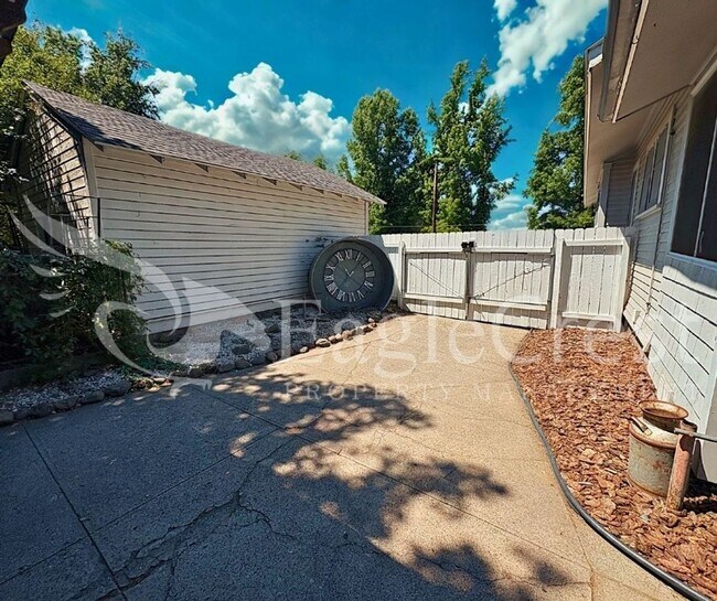 Building Photo - Beautifully Renovated Historic 3 Bedroom Home