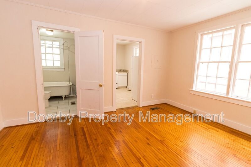 Building Photo - 1113 E 8th St