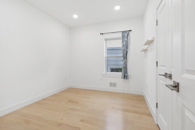 Building Photo - 131 Zabriskie St