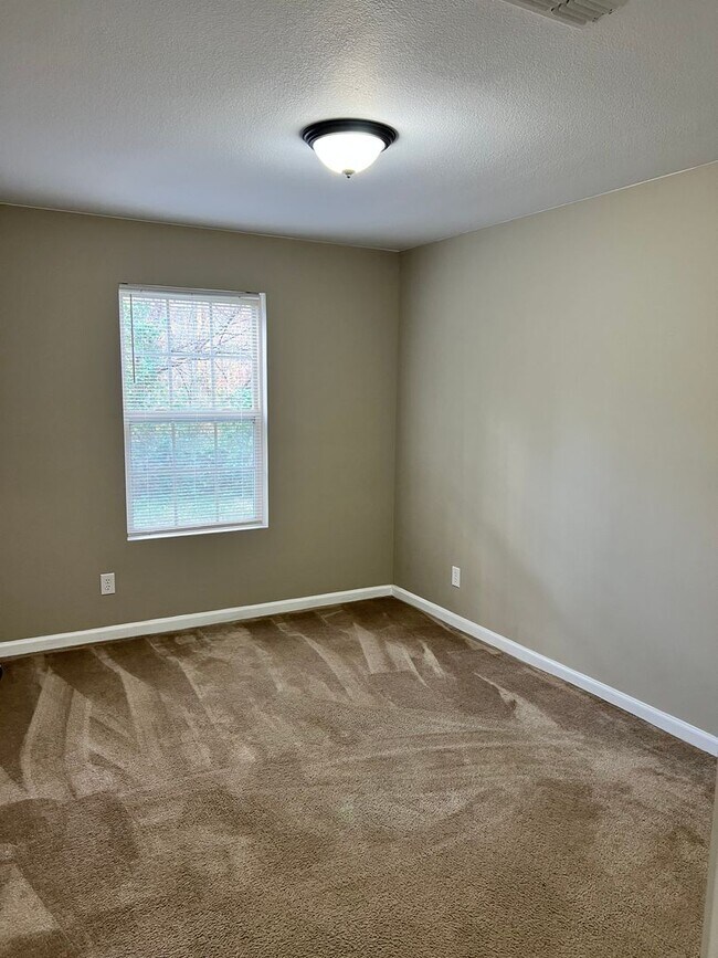 Building Photo - 3 bed/2bath Townhome freshly painted!