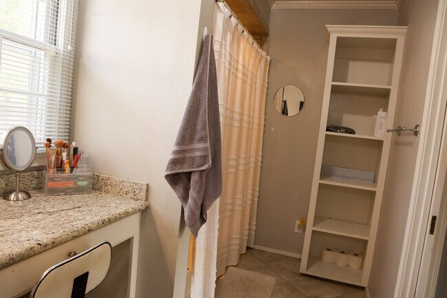 Building Photo - 123 Lloyd St